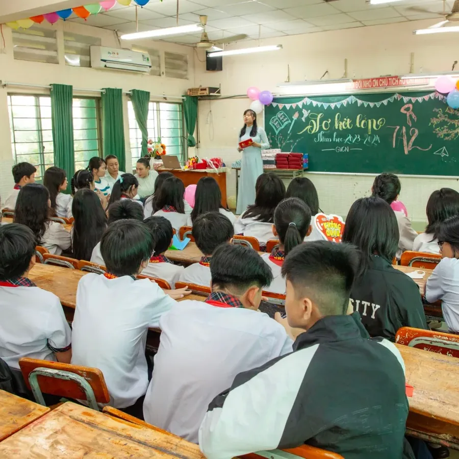 Học sinh làm bài trên bảng