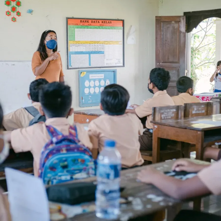 Giáo viên đứng lớp